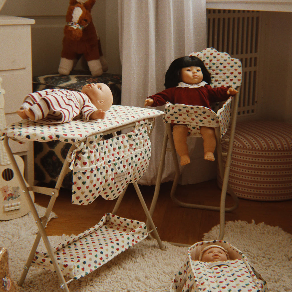 Konges Sløjd Poppenstoel Doll High Chair Coeur Coloré, sfeerbeeld met de bijpassende poppencommode
