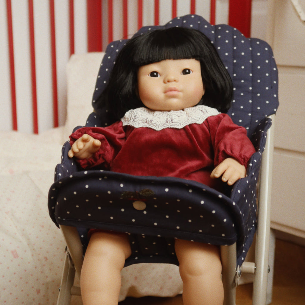 Konges Sløjd Poppenstoel Doll High Chair Ditzy Dot, tweede sfeerbeeld met pop in de stoel