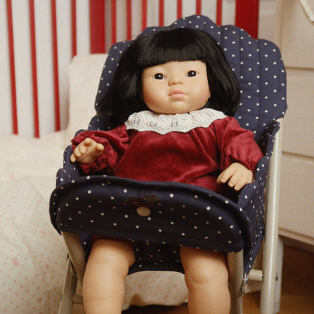 Konges Sløjd Poppenstoel Doll High Chair Ditzy Dot, tweede sfeerbeeld met pop in de stoel