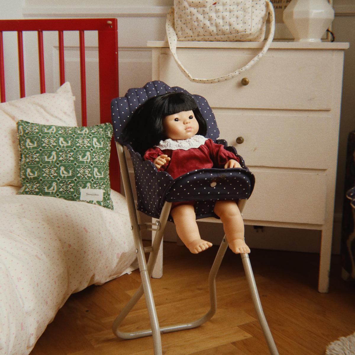 Konges Sløjd Poppenstoel Doll High Chair Ditzy Dot, poppenstoel op witte achtergrond