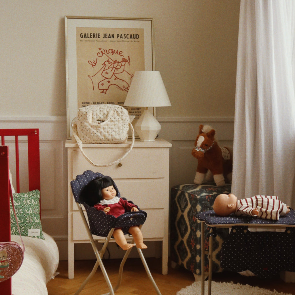 Konges Sløjd Poppenstoel Doll High Chair Ditzy Dot, sfeerbeeld met bijpassende poppenaccessoires