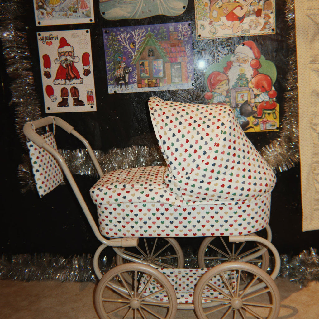 Konges Sløjd Poppenwagen Minnie Doll Pram Coeur Coloré, tweede sfeerbeeld van de poppenwagen