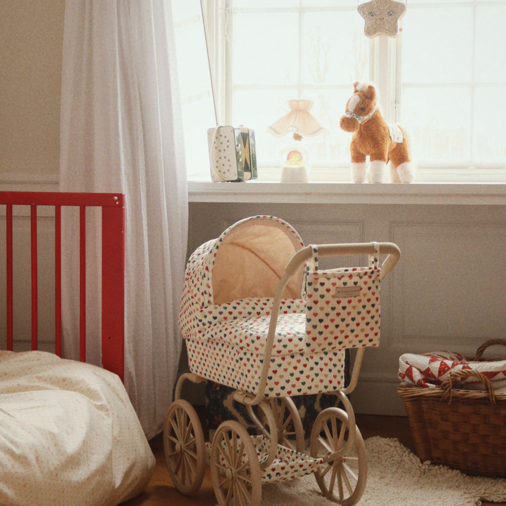 Konges Sløjd Poppenwagen Minnie Doll Pram Coeur Coloré, sfeerbeeld met het knuffelpaard Fiona
