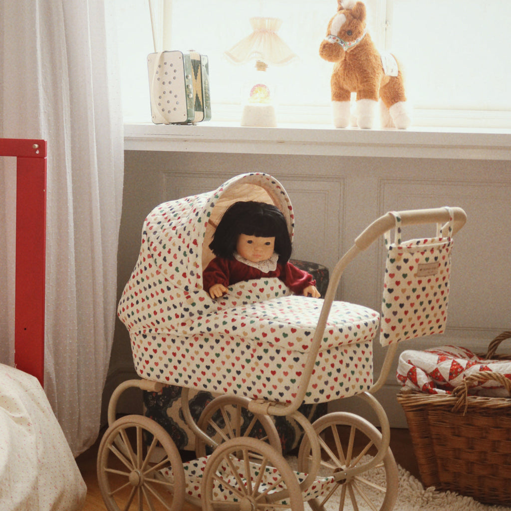 Konges Sløjd Poppenwagen Minnie Doll Pram Coeur Coloré, sfeerbeeld met een pop in de wagen
