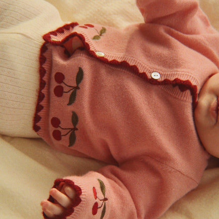 Konges Sløjd Vestje Collette Cardigan Pale Blush, sfeerbeeld van het vestje gedragen