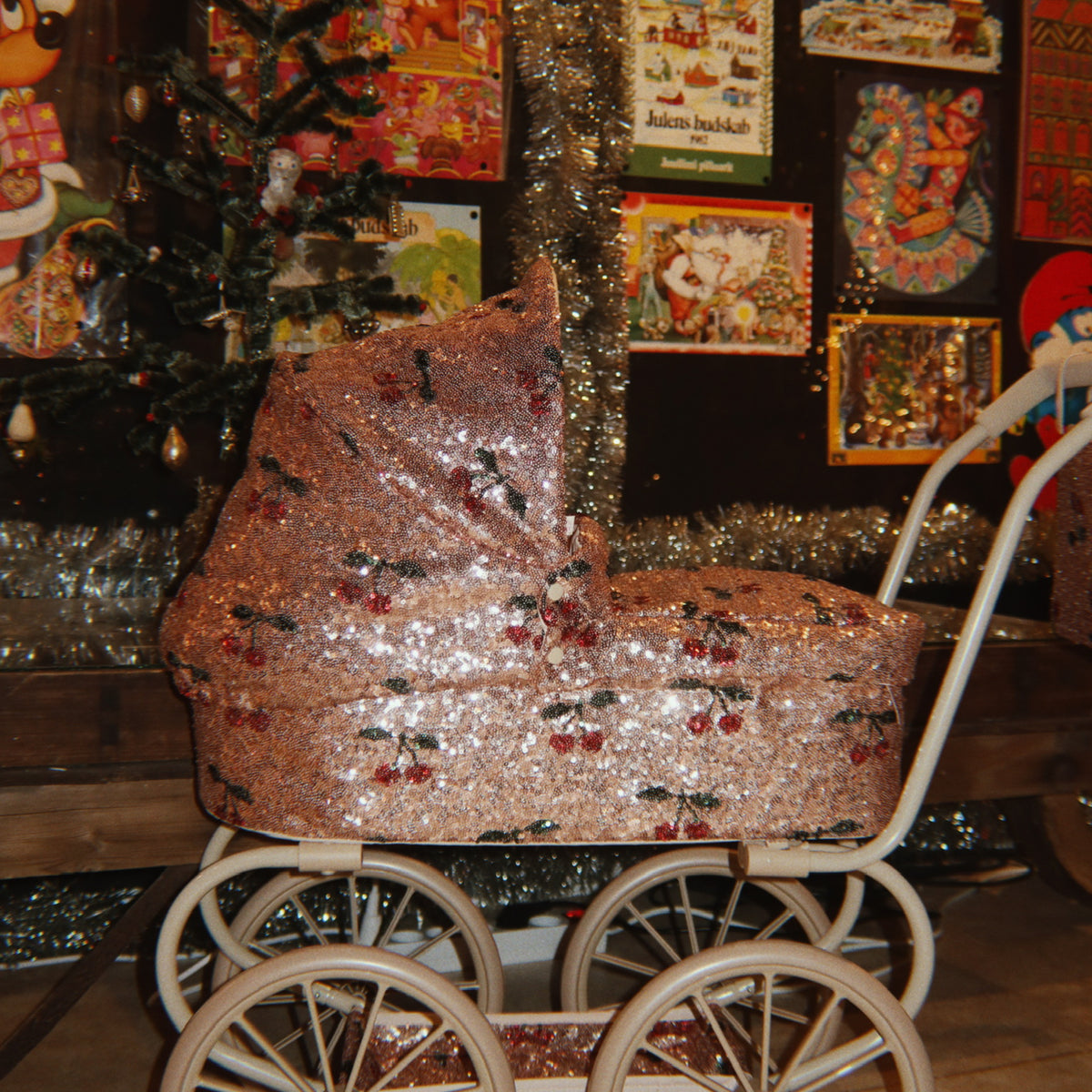 Konges Sløjd Poppenwagen Sparkly Minnie Doll Pram Cherry Sequin, glitterpoppenwagen op witte achtergrond