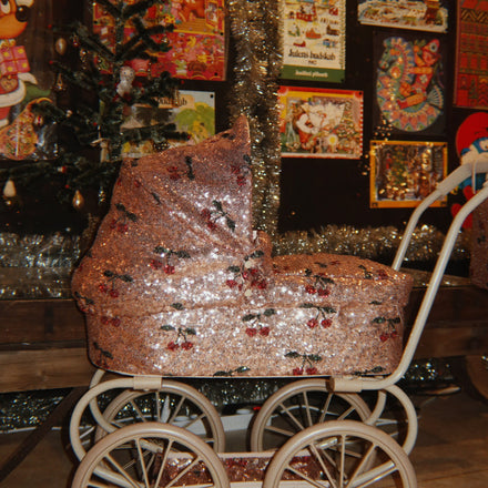 Konges Sløjd Poppenwagen Sparkly Minnie Doll Pram Cherry Sequin, sfeerbeeld van de poppenwagen