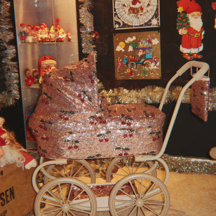 Konges Sløjd Poppenwagen Sparkly Minnie Doll Pram Cherry Sequin, tweede sfeerbeeld van de poppenwagen