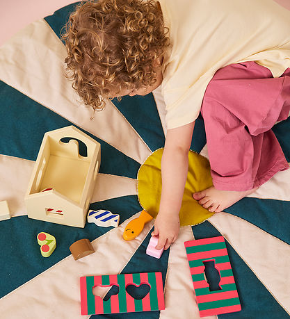 Kid's Concept houten vormenstoof huisje in de speelkamer