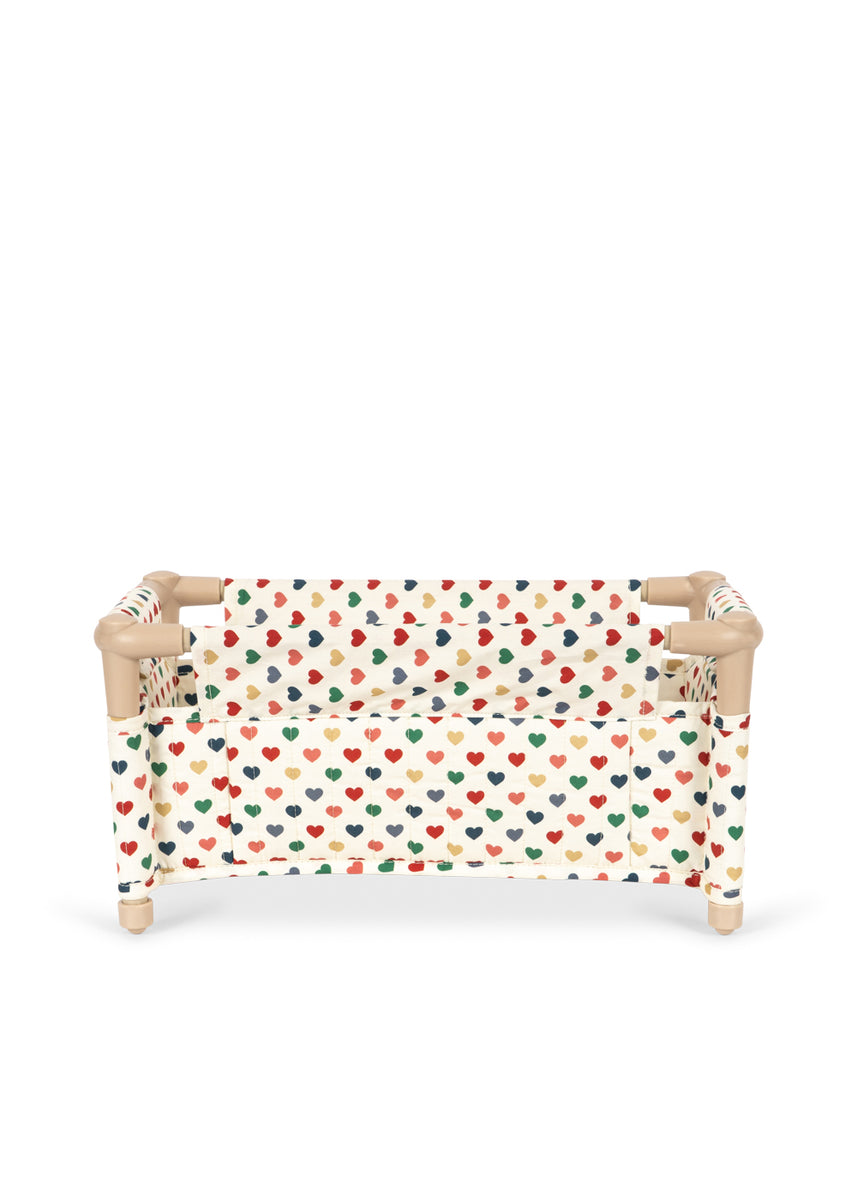 Konges Sløjd Poppenbedje Doll Travel Bed Coeur Coloré, tweede productfoto op witte achtergrond