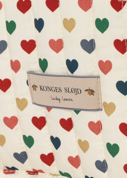 Konges Sløjd Poppenbedje Doll Travel Bed Coeur Coloré, vierde productfoto op witte achtergrond