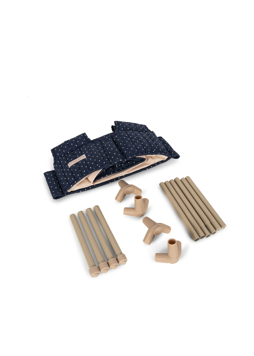 Konges Sløjd Poppenbedje Doll Travel Bed Ditzy Dot, zesde productfoto op witte achtergrond