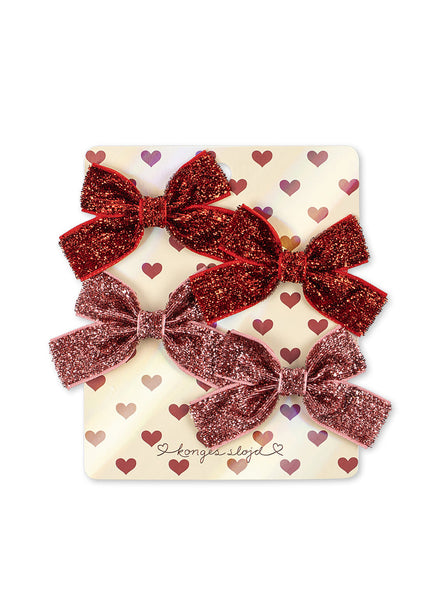 Konges Sløjd Haarspeldjes 4 Pack Micki Bow Hair Clips Red Glitter/Rose Glitter, vier haarspeldjes met strik op witte achtergrond