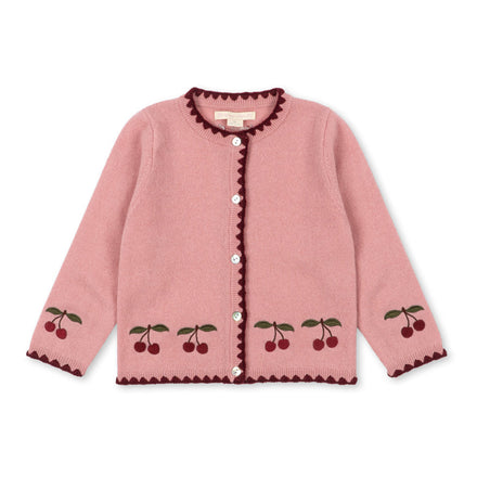 Konges Sløjd Vestje Collette Cardigan Pale Blush, gebreid vestje in zacht roze wol met kersen langs de zoom op witte achtergrond