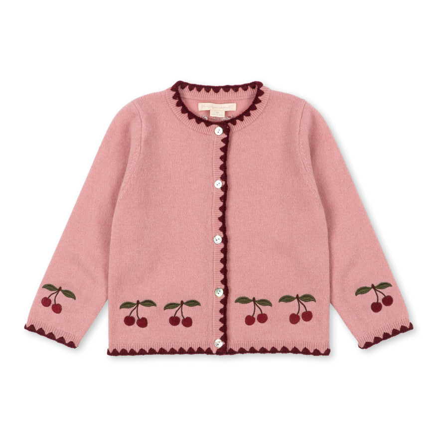 Konges Sløjd Vestje Collette Cardigan Pale Blush, gebreid vestje in zacht roze wol met kersen langs de zoom op witte achtergrond