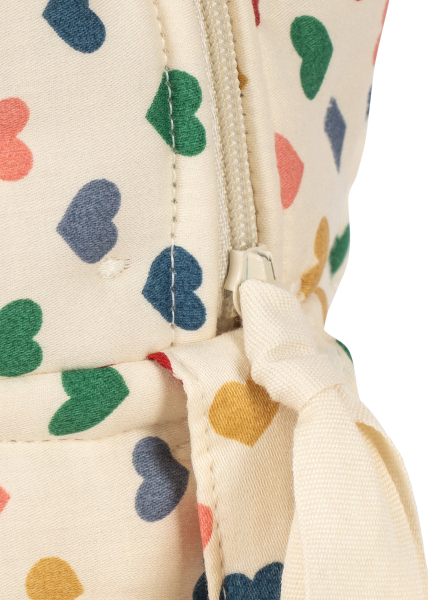 Konges Sløjd Poppentas Doll Bag Coeur Coloré, vierde productfoto op witte achtergrond