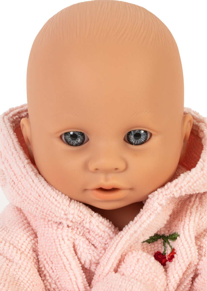 Konges Sløjd Pop Isola Doll Bath Set Cherry, zesde productfoto op witte achtergrond