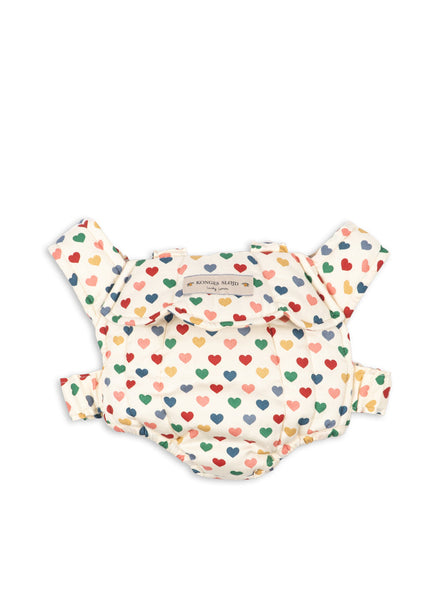 Konges Sløjd Poppendraagzak Doll Carrier Coeur Coloré, poppendraagzak op witte achtergrond