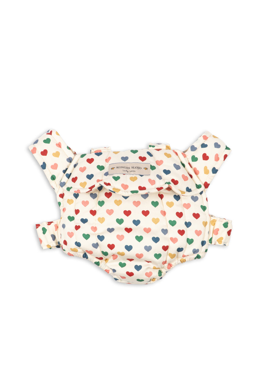 Konges Sløjd Poppendraagzak Doll Carrier Coeur Coloré, poppendraagzak op witte achtergrond
