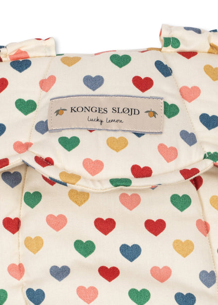 Konges Sløjd Poppendraagzak Doll Carrier Coeur Coloré, derde productfoto op witte achtergrond