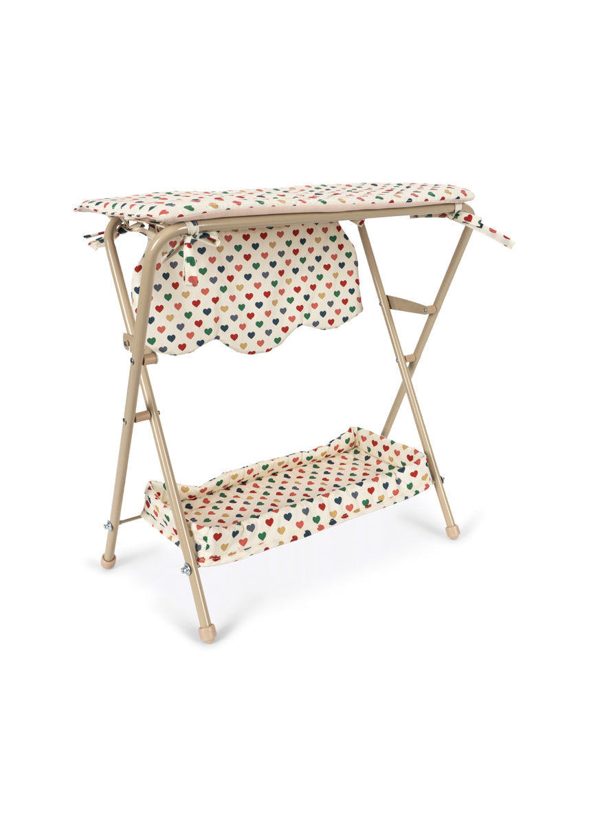 Konges Sløjd Poppencommode Doll Changing Table Coeur Coloré, poppencommode op witte achtergrond