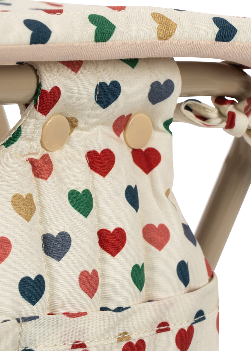 Konges Sløjd Poppencommode Doll Changing Table Coeur Coloré, vierde productfoto op witte achtergrond