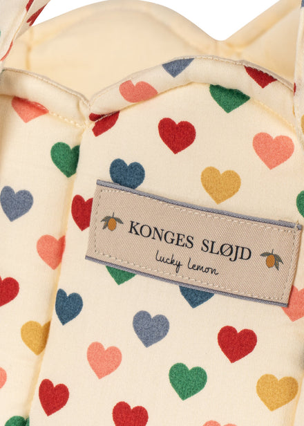 Konges Sløjd Poppenreiswieg Doll Lift Coeur Coloré, derde productfoto op witte achtergrond