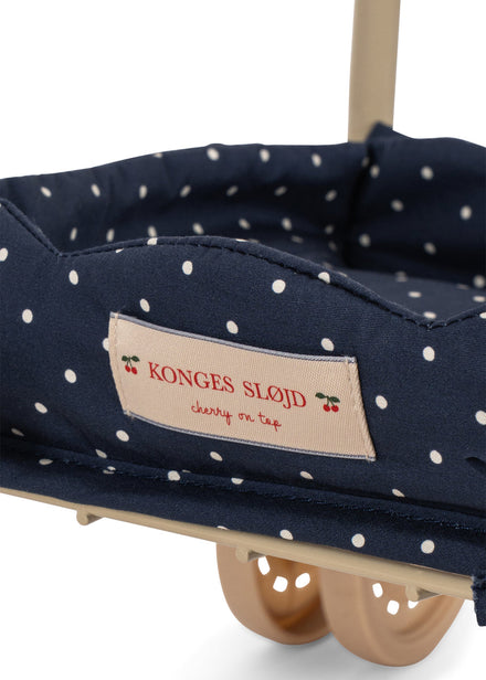 Konges Sløjd Boodschappenwagentje Kids Shopping Cart Ditzy Dot, vierde productfoto op witte achtergrond