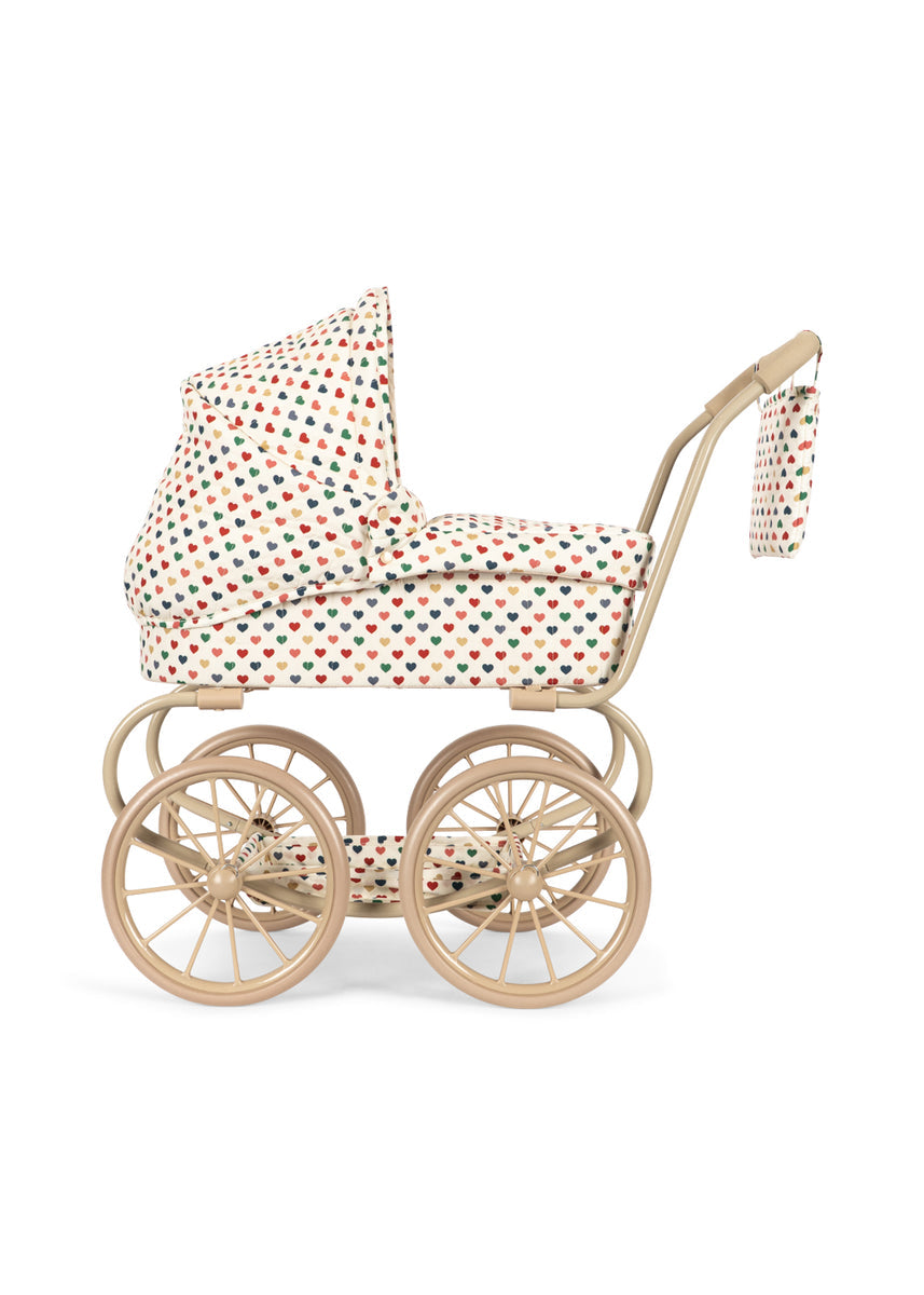 Konges Sløjd Poppenwagen Minnie Doll Pram Coeur Coloré, poppenwagen op witte achtergrond
