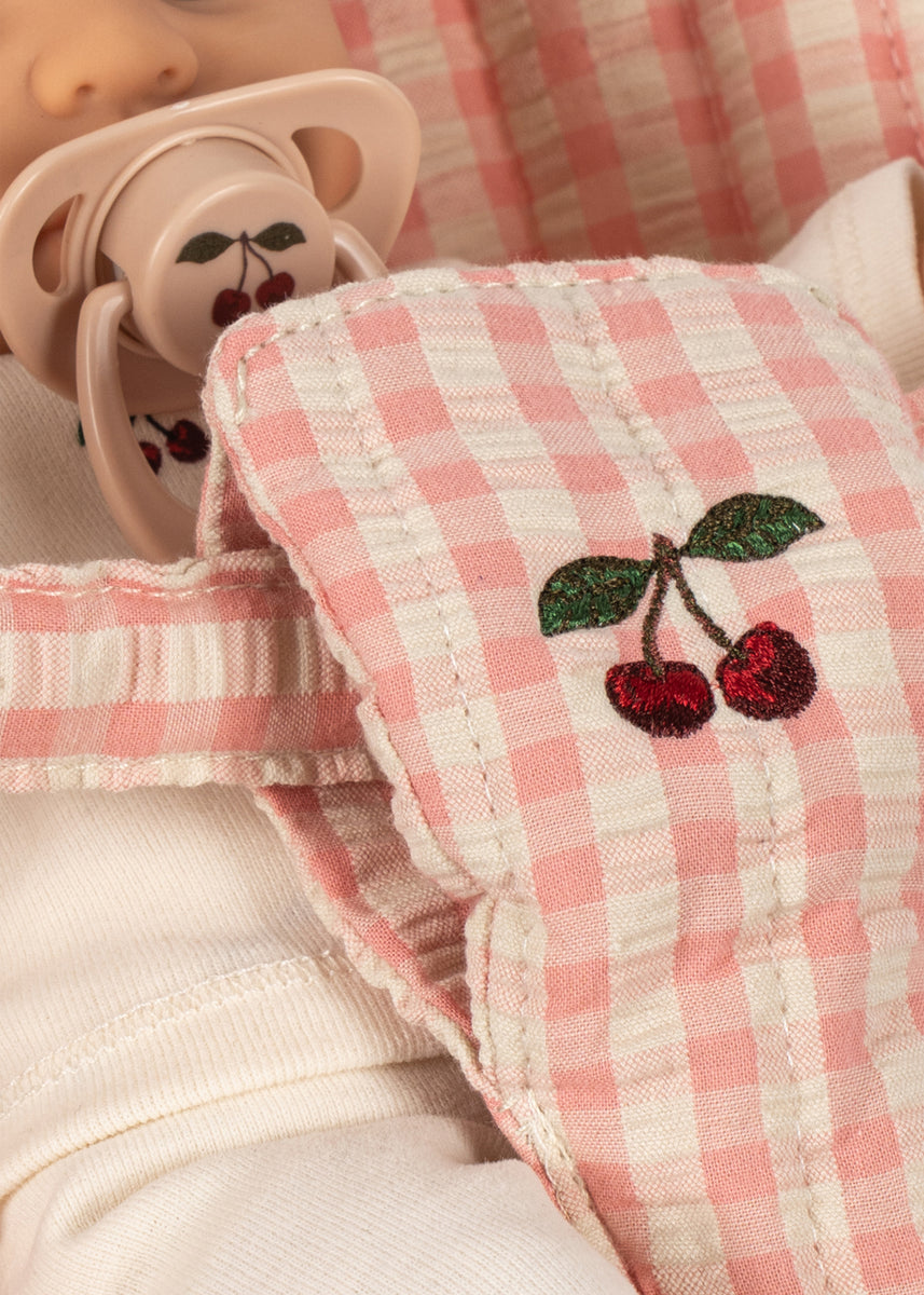 Konges Sløjd Poppenset Poppy Doll Stroller Set Pink Check, vierde productfoto op witte achtergrond