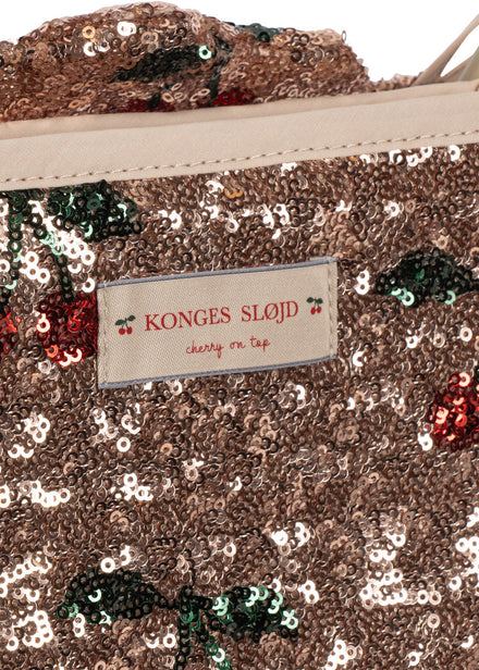 Konges Sløjd Poppenbuggy Sparkly Doll Stroller Cherry Sequin, vierde productfoto op witte achtergrond