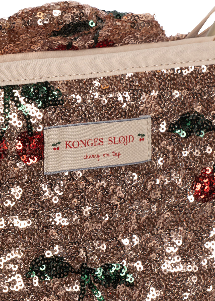 Konges Sløjd Poppenbuggy Sparkly Doll Stroller Cherry Sequin, vierde productfoto op witte achtergrond