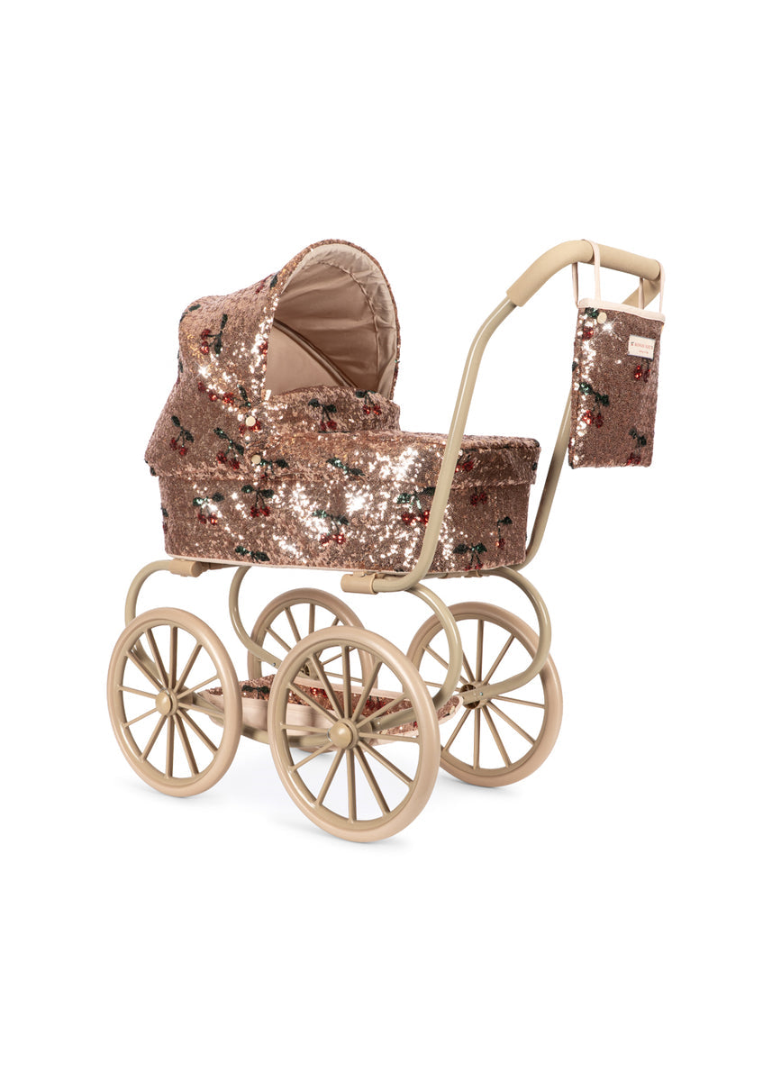 Konges Sløjd Poppenwagen Sparkly Minnie Doll Pram Cherry Sequin, glitterpoppenwagen op witte achtergrond