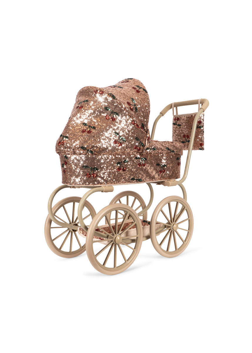 Konges Sløjd Poppenwagen Sparkly Minnie Doll Pram Cherry Sequin, vierde productfoto op witte achtergrond
