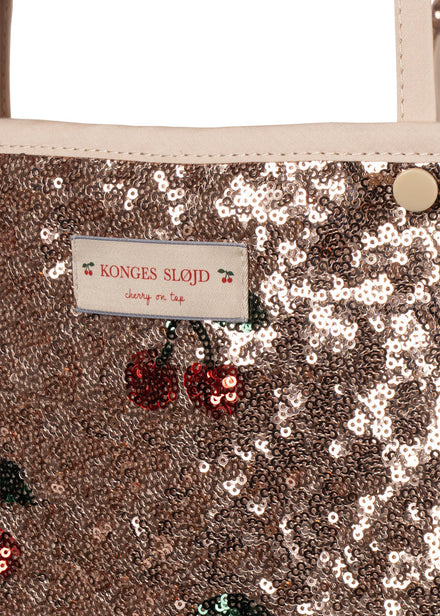 Konges Sløjd Poppenwagen Sparkly Minnie Doll Pram Cherry Sequin, vijfde productfoto op witte achtergrond