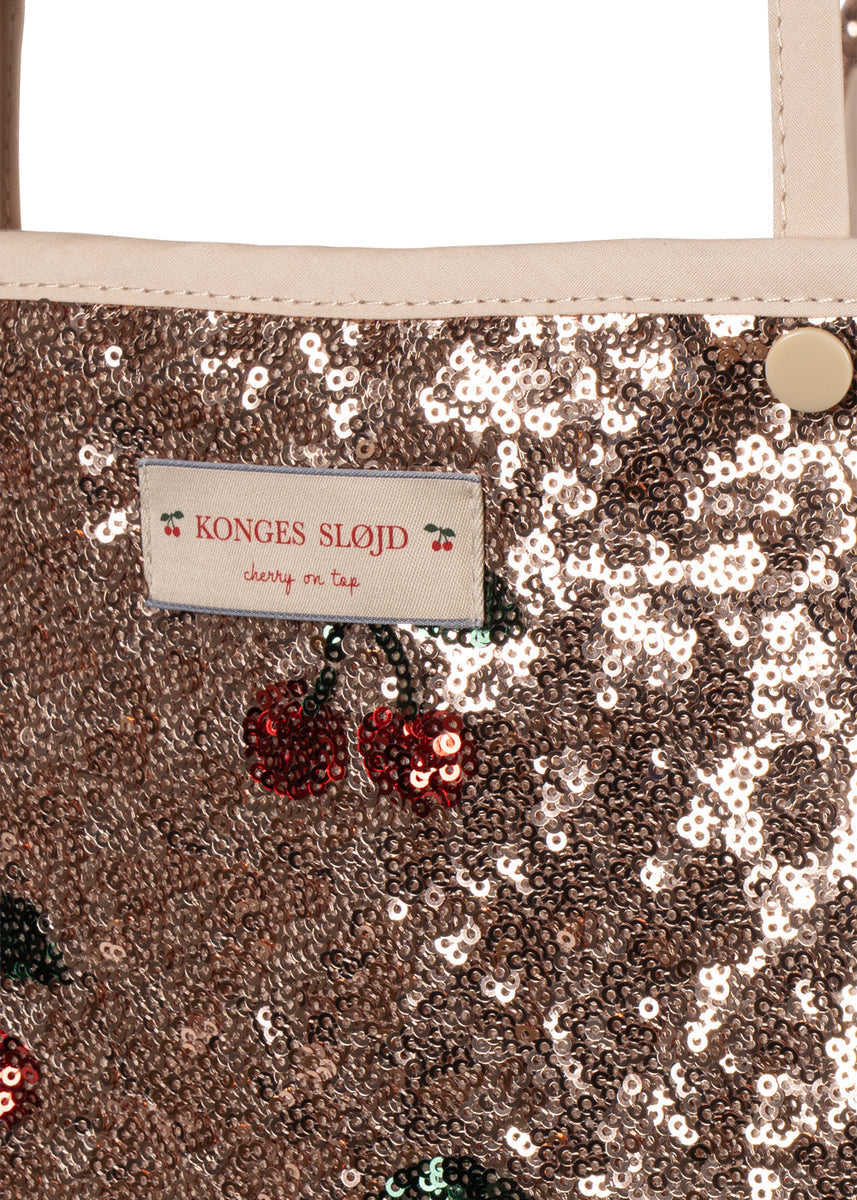 Konges Sløjd Poppenwagen Sparkly Minnie Doll Pram Cherry Sequin, vijfde productfoto op witte achtergrond