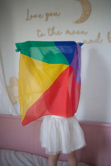 Regenboog Speeldoek van Pit & Play, 75x75cm, te gebruiken als cape, tent of picknickkleed, te koop bij De Gele Flamingo