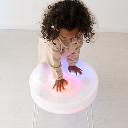 Sense2Play Lumi'Sense interactieve sensorische lichttafel, kind raakt de lichtpunten aan