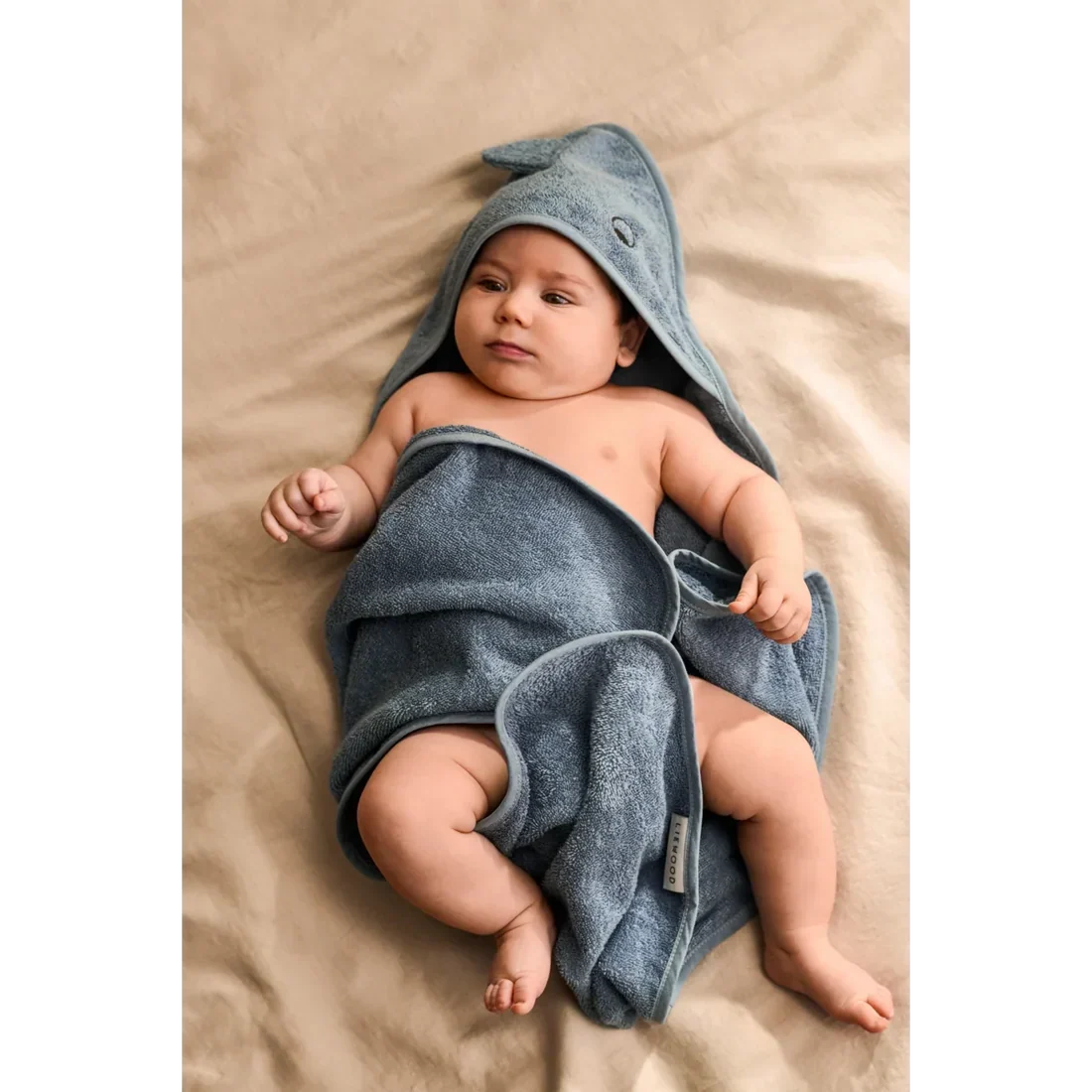 Liewood Albert badcape Dino Beach Blue met capuchon en dierenoren voor baby's en kleine kinderen