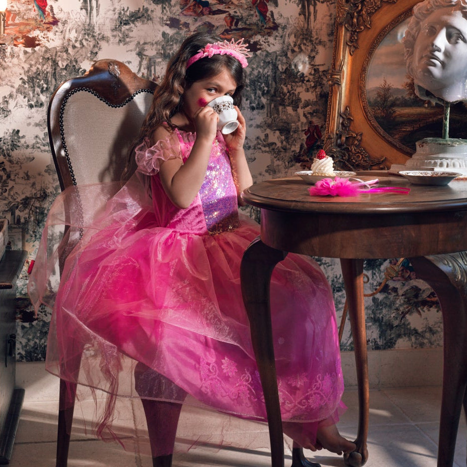 Souza Prinsessen Verkleedset Rose Roze Geschenkdoos, kind draagt de prinsessenset in een kasteeldecor