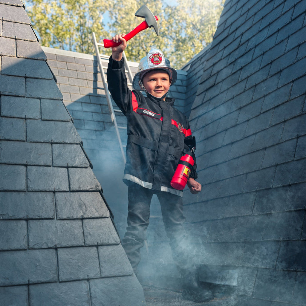 Souza Brandweerman Verkleedset Rood met Helm en Bijl, kind draagt de brandweerverkleedset
