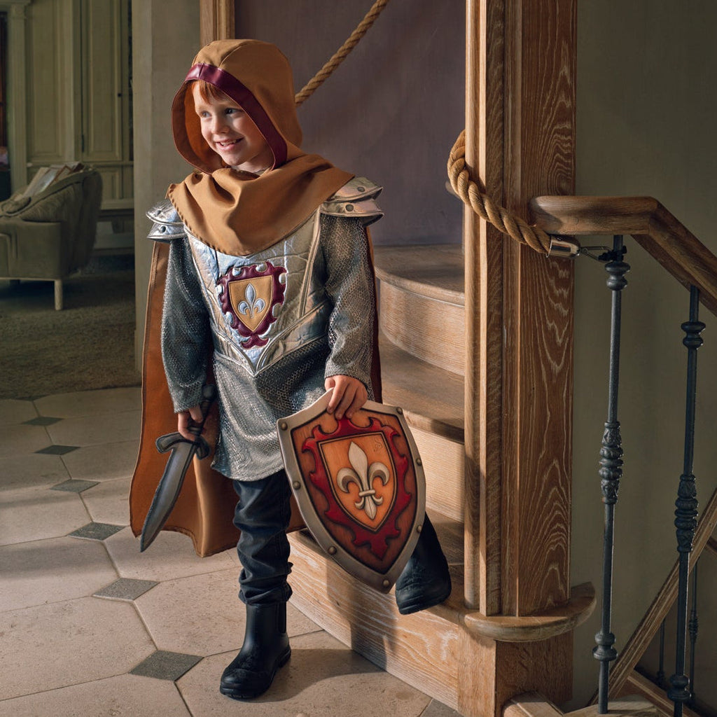 Souza Ridderpak Tristan Grijs met Cape, kind draagt het ridderpak met schild en zwaard