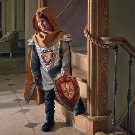 Souza Ridderpak Tristan Grijs met Cape, kind draagt het ridderpak met schild en zwaard