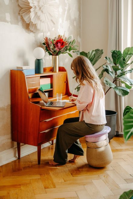 Stapelstein Winter Special Dynamic All, kind zit op de kruk aan het bureau