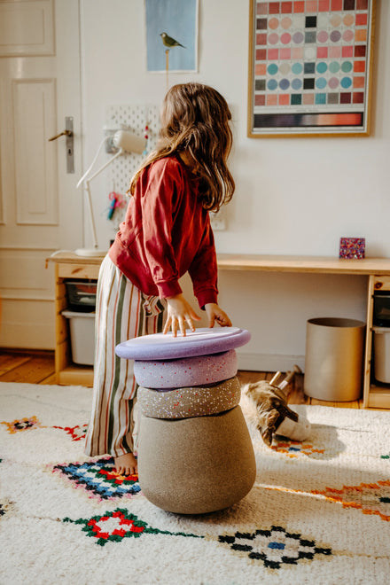 Stapelstein Winter Special Dynamic All, kind zit op de kruk in de woonkamer