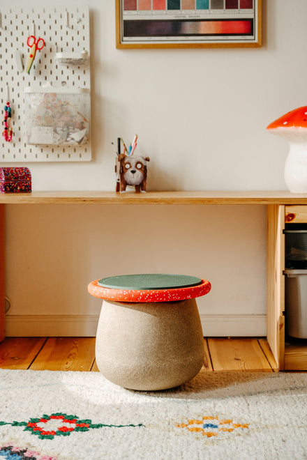 Stapelstein Winter Special Dynamic Small, kruk aan een houten bureau in de kinderkamer