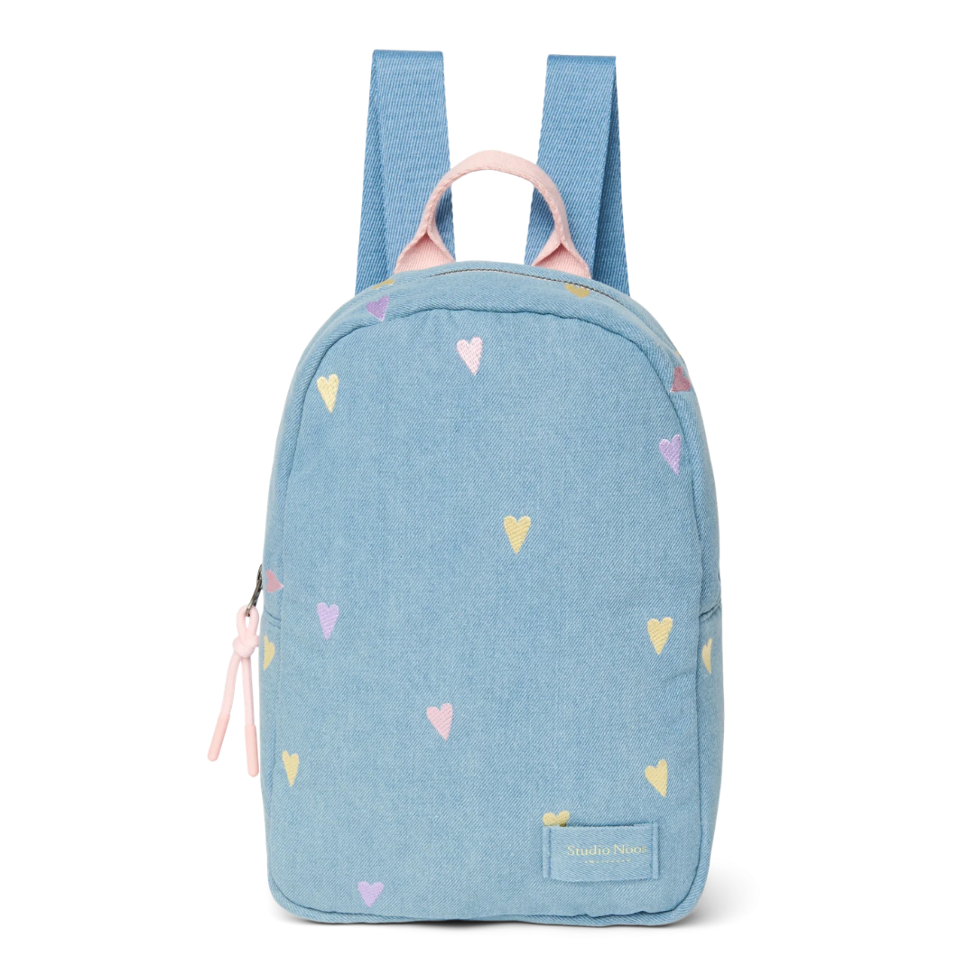 Studio Noos mini rugzakje in lichtblauwe denim met geborduurde hartjes, bij De Gele Flamingo