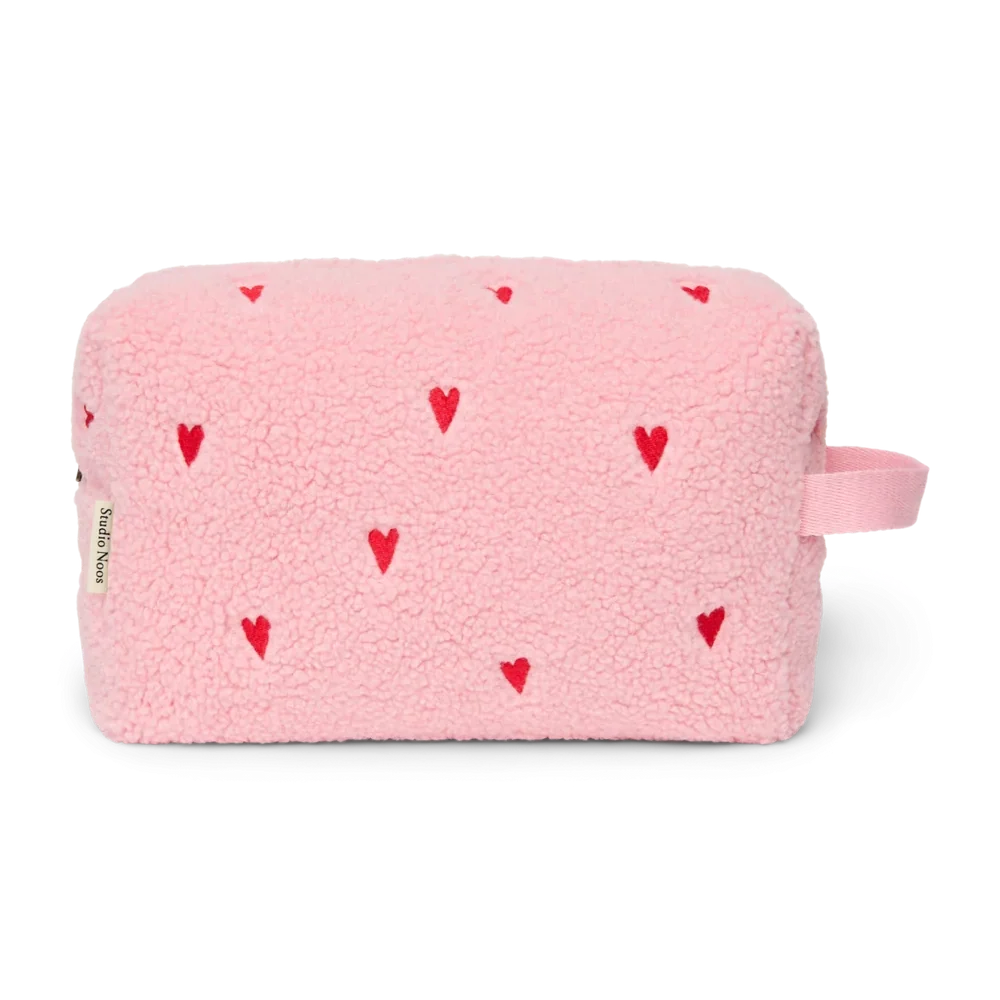 Studio Noos toilettas in lichtroze teddy met geborduurde hartjes bij De Gele Flamingo