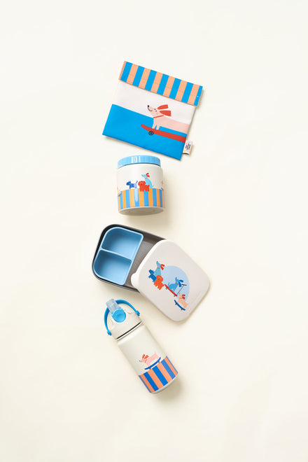 The Cotton Cloud Thermo Food Jar Woof Gang opent met een handige lip zonder draaien, bij De Gele Flamingo.