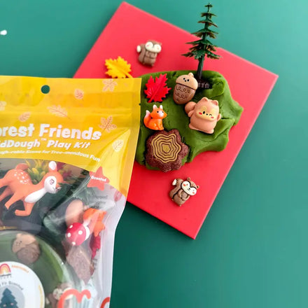 Kind bouwt een boslandschap met de Forest Friends klei speelset van Earth Grown KidDoughs